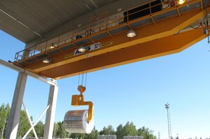 Puente grúa en uso para la producción de tubos de acero inoxidable  Puente grúa de 32T en uso para la producción de tubos de acero inoxidable en Finlandia